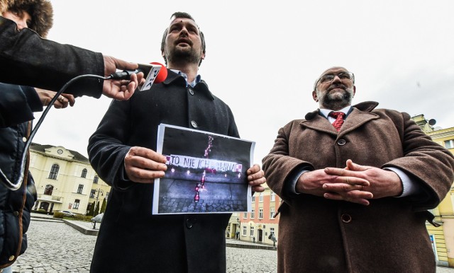 - Tym razem będzie inaczej, bo przyjdziemy na Stary Rynek bez obaw, że za okazywanie pamięci dla ofiar będą nas czekały konsekwencje - mówi Maciej Różycki z Solidarnych 2010.