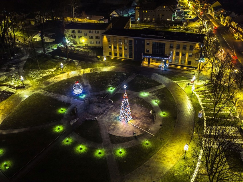 Morawica wygląda bajkowo. Świąteczne iluminacje (ZDJĘCIA Z DRONA)