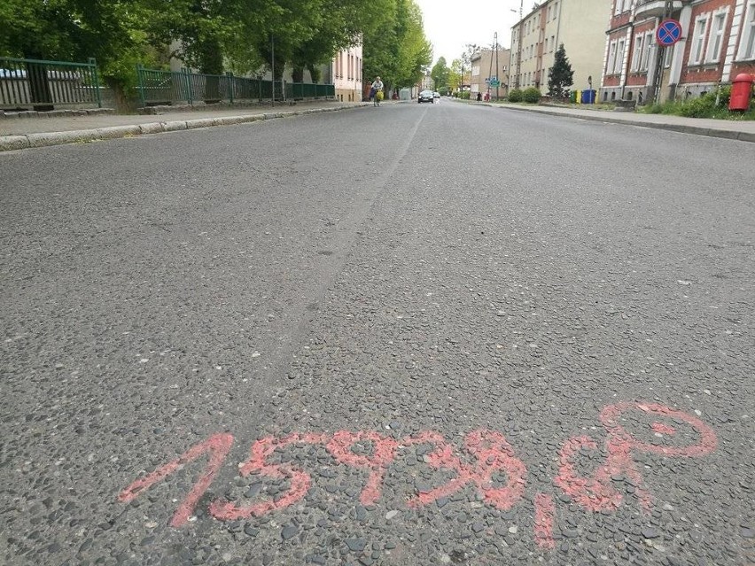 Przebudowa ul. Jana Pawła II. W Dobrzanach stawiają znaki