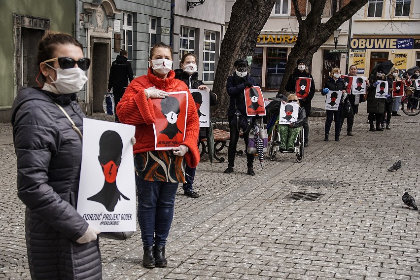 Zielona Góra, 15 kwietnia 2020. Protest kolejkowy na...