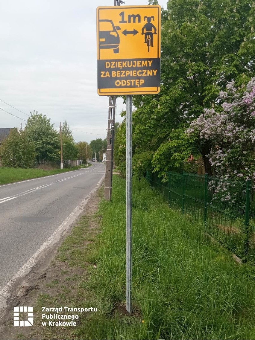 Kraków. Stanęły znaki, które przypominają kierowcom o rowerzystach