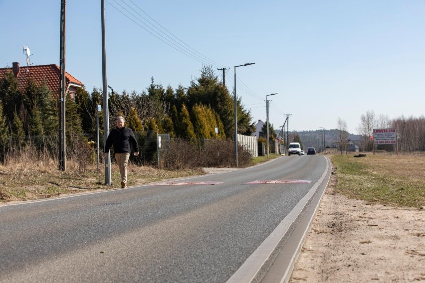 Na zdjęciu ul. Zamczysko, na której wciąż nie ma chodnika....