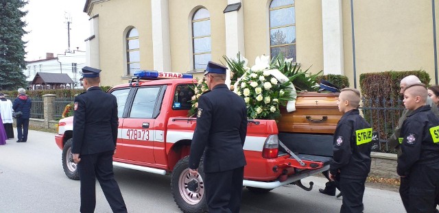 Krzysztof Michalik spoczął na cmentarzu w Gorzkowie koło Wieliczki. Zasłużonego strażaka, który zginął w wypadku podczas służby żegnały tłumy żałobników
