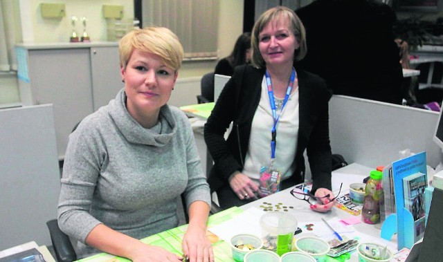 Halina Kutkowska (od prawej) i Monika Wasik z Zespołu szkół Spożywczych i Hotelarskich w niedzielę liczyły pieniądze przynoszone do banku przez radomskich wolontariuszy.