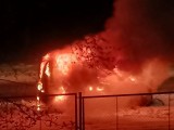 Nocny pożar na ul. Spacerowej w Słupsku. Spłonął renault kangoo (wideo, zdjęcia)