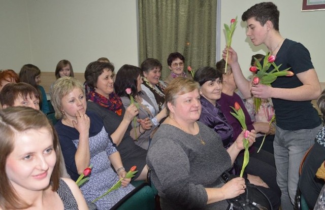 Każda obecna na sali pani wraz z życzeniami otrzymała tulipana.