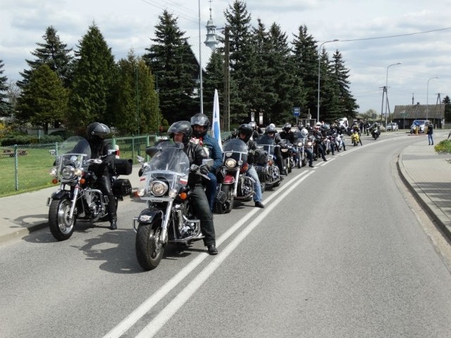 Motocykliści po mszy na inaugurację sezonu w Kaszowie przejechali w paradzie drogami gminy Stara Błotnica.