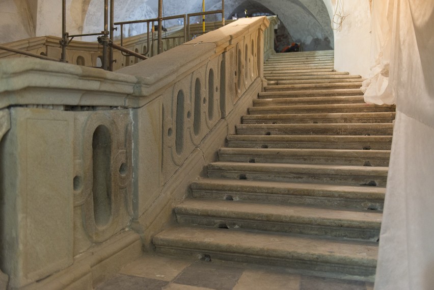 Prawy bieg świętych schodów w krypcie u pijarów
