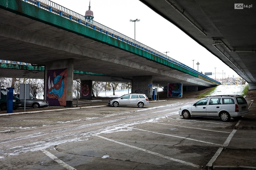 Parking pod Trasą Zamkową w Szczecinie.