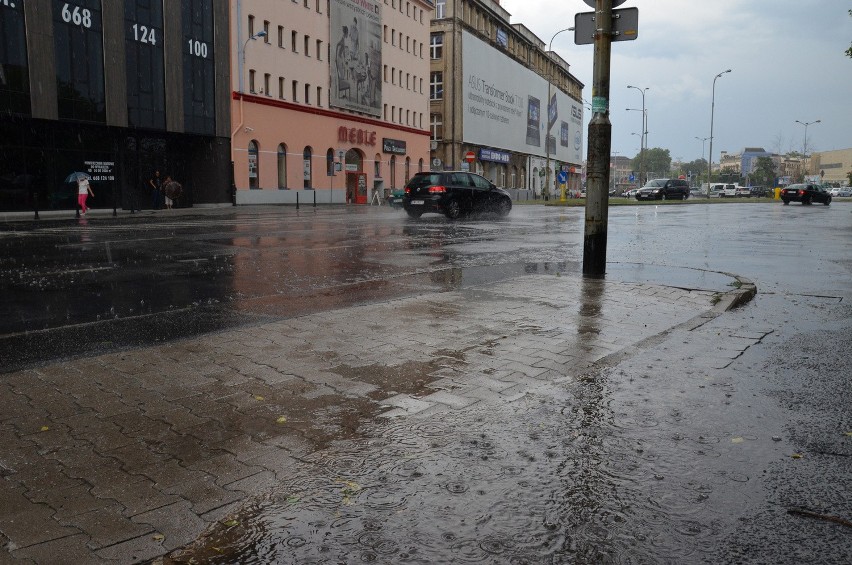 Meteorolodzy ostrzegają przed burzami z gradem. We Wrocławiu już pada (GDZIE JEST BURZA, RADAR)