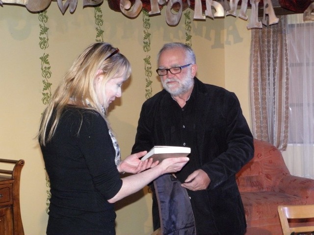 Jan Sabiniarz podarował szkole swój ostatni tomik wierszy