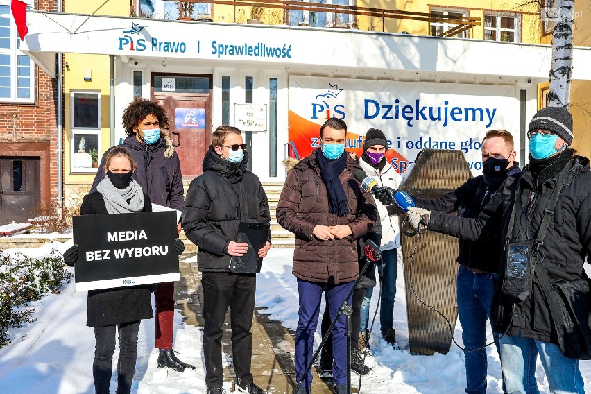 "Pogrzeb wolnych mediów". Happening Młodych Demokratów w...