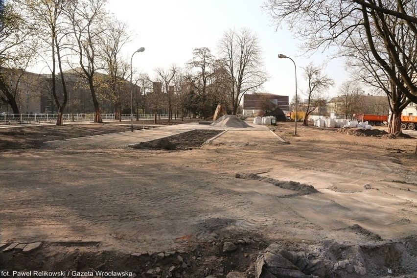 Prace nad przebudową Promenady Staromiejskiej trwają w...