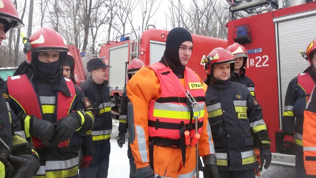 Strażacy ćwiczyli sprawne wyciąganie poszkodowane z lodowatej wody