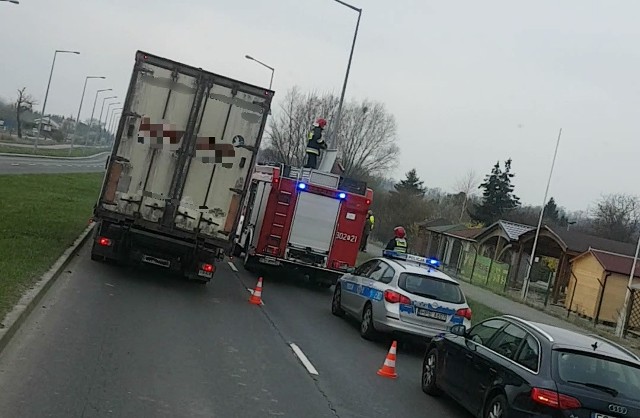 Kierowca motoroweru został zabrany do szpitala po kolizji jego pojazdu z ciężarówką.Do zdarzenia doszło na ul. Marcina Kasprzaka w Gorzowie, na wylocie z miasta. W kolizji z ciężarowym volvo poszkodowany został kierowca motoroweru simson duo, przystosowanego do potrzeb osoby niepełnosprawnej. Ucierpiał jego pojazd, a on sam został odwieziony do szpitala.Jeden pas ruchu został wyłączony z ruchu.O zdarzeniu pierwszy poinformował nas Czytelnik, Rafał Mierzwiński, który jest autorem zdjęć. POLECAMY PAŃSTWA UWADZE: