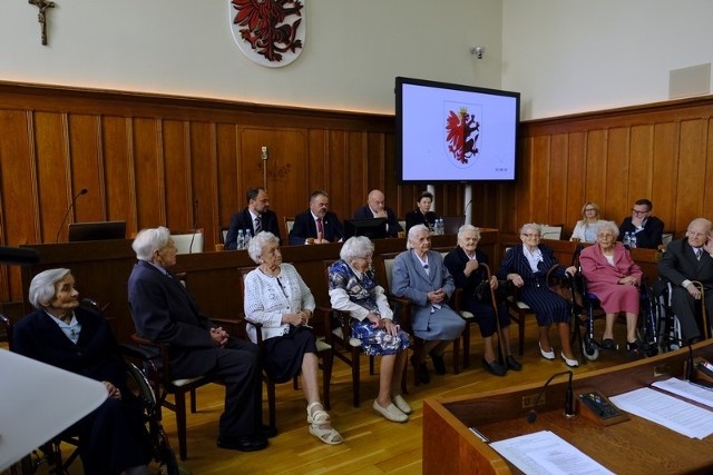 Na dzisiejszej sesji Sejmiku Województwa Kujawsko-Pomorskiego gościli Rówieśnicy Niepodległej - świadkowie historii odrodzenia Polski po 1918 roku, czyli osoby urodzone w latach 1912-1918 i pochodzące z naszego regionu.- Ich dzieciństwo i młodość przypadły na czasy II Rzeczypospolitej i restytucji państwa, widzieli okropności II wojny światowej, uczestniczyli w powojennej odbudowie, pamiętają siermiężne czasy peerelu i wiosnę Solidarności. Ich pamięć, historie ich życia to żywe kroniki tamtych czasów. Tym cenniejsze, że przefiltrowane przez osobiste losy i doświadczenia – czytamy na stronie internetowej Urzędu Marszałkowskiego w Toruniu.Zaproszenie na dzisiejsze spotkanie przyjęli: Bernard Janecki ze Strzelna, Jadwiga Łosiakowska z Aleksandrowa Kujawskiego, Helena Mariańska z Grębocina (gmina Lubicz), Kazimiera Piotrowicz z Zawał (gmina Obrowo), Jan Sobolewski z Wąbrzeźna, Marta Sypniewska z Janowca Wielkopolskiego,Władysława Szajbe z Inowrocławia, Helena Zaranek z Dąbrowy Biskupiej i Seweryna Żwańska z Torunia.Warto dodać, że obecnie w naszym województwie mieszka około dwustu osób urodzonych w 1918 roku i wcześniej. Najstarszą mieszkanką regionu jest Kazimiera Koralewska z Włocławka. Kobieta ukończyła 108 lat.(JM)