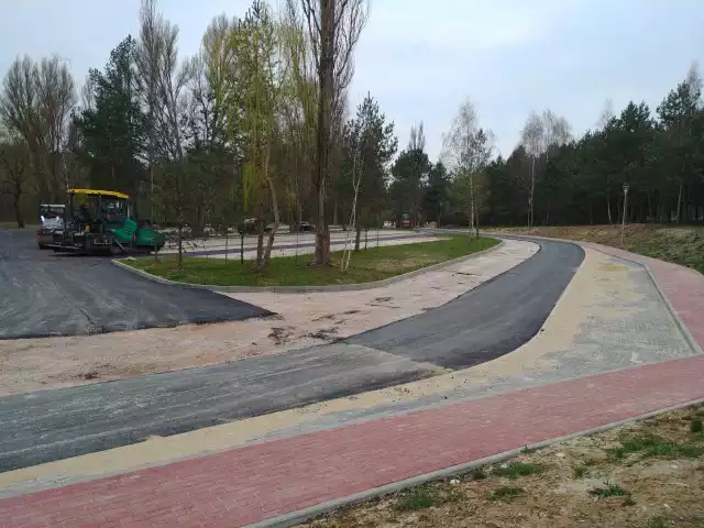 Prace nad zalewem w Cedzynie powoli dobiegają końca. Powstają między innymi drogi dojazdowe do nowego parkingu