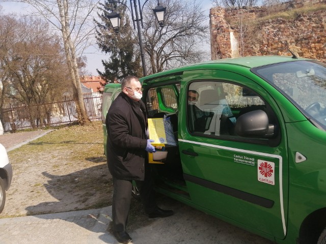 Jak mówi ksiądz  Bogusław Pitucha dyrektor Caritas Diecezji Sandomierskiej żywnościowe wsparcie dla osób odbierających pomoc ma ogromne znaczenie.