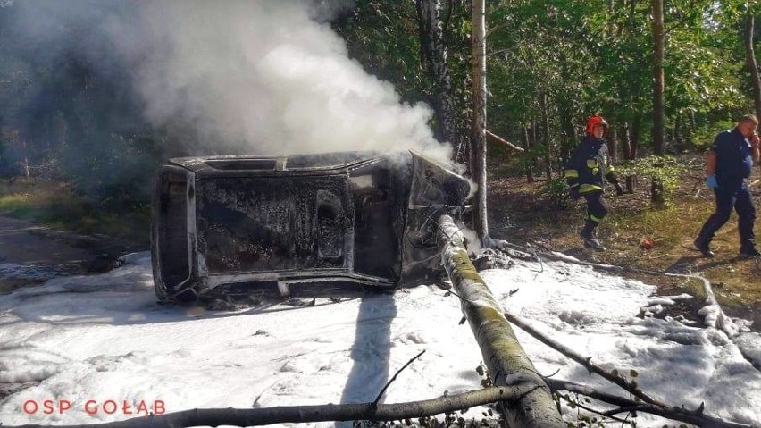 Wypadek w Puławach. Samochód stanął w płomieniach. Pomogli świadkowie zdarzenia