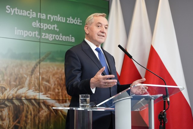 Wicepremier Henryk Kowalczyk podczas briefingu prasowego w Ministerstwie Rolnictwa i  Rozwoju Wsi przedstawił szczegóły skupu zboża przez Państwo.