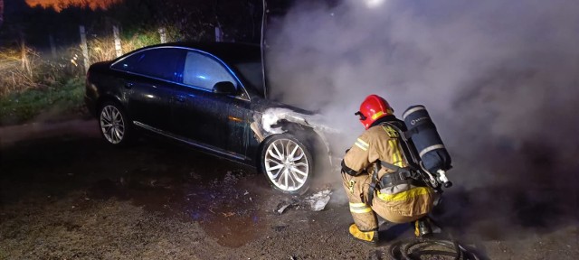 Podpalenia samochodów w Zabrzu - policja szuka świadków zdarzenia.