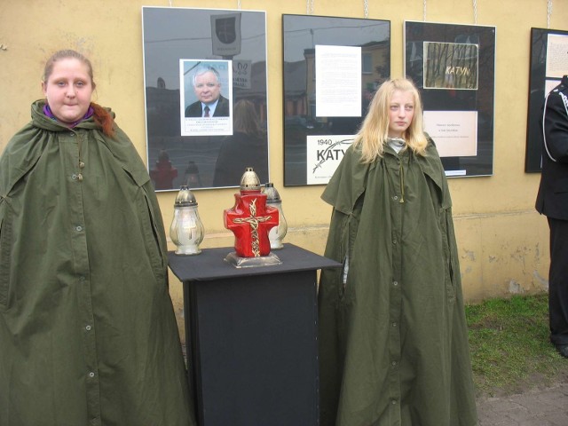 Skaryszewscy harcerze zaciągnęli wartę honorową przy portrecie zmarłego prezydenta Polski Lecha Kaczyńskiego.