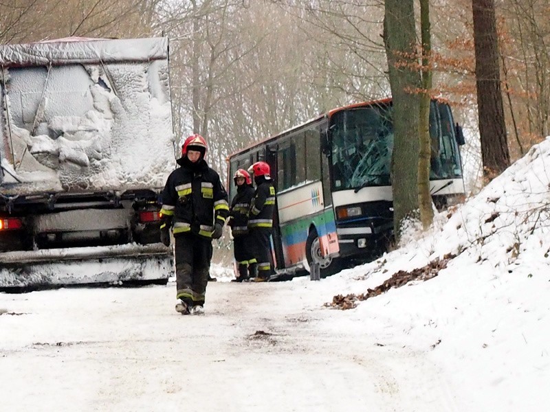 W środę przed godziną 8 rano autobus szkolny, którym jechało...