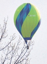 Zawody balonowe w Krośnie. Balon uderzył w dach hali - błąd pilota czy pogoda?