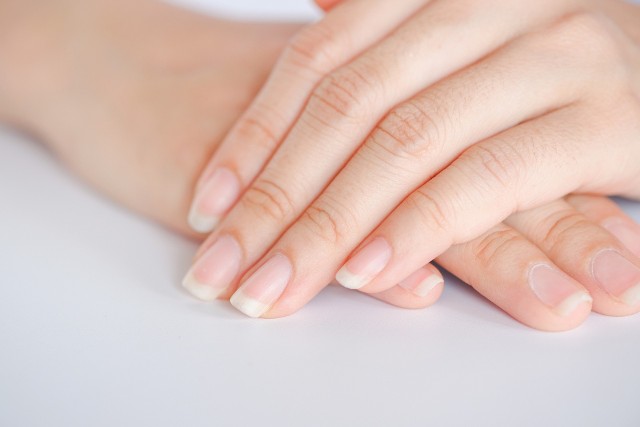 Japoński manicure znany jest już od 400 lat. Kobiety z kraju Kwitnącej Wiśni pokochały ten zabieg i sięgają po niego w przypadku złej kondycji paznokci.