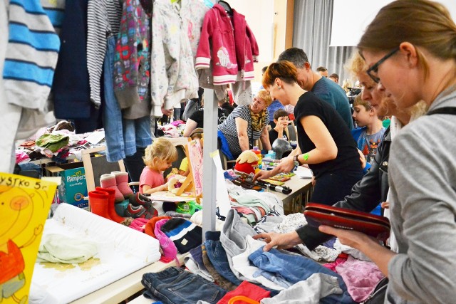 Baby Szafing. Ta akcja społeczna to strzał w dziesiątkę. Za nami 14.edycja wydarzenia, które pokochały zielonogórskie rodziny. Jak zawsze przyciągnęła tłumy. W jednym miejscu spotykali się mieszkańcy, którzy chcieli pozbyć się zalegających w szafach ciuszków czy innych akcesoriów dla dzieci oraz chętni na ich kupienie.  W niedzielę, 20 października sala kolumnowa urzędu marszałkowskiego zamieniła się w wielki targ. Można było m.in. skompletować wyprawkę, znaleźć idealne śniegowce dla dziecka czy wymarzone strażackie autko. Wszystko za symboliczną kwotę. Kiedy następna edycja?  Organizatorki starają się, aby raz na pół roku organizować Baby Szafing, czyli do następnego kiermaszu trzeba będzie jeszcze kilka miesięcy poczekać. A jak było teraz? Zobaczcie! Zobacz również: Pierwsza jesienna wyprzedaż garażowa za nami. Zobacz, jak byłWIDEO: Jak pogodzić pracę zawodową i macierzyństwo?źródło: Dzień Dobry TVN/x-news