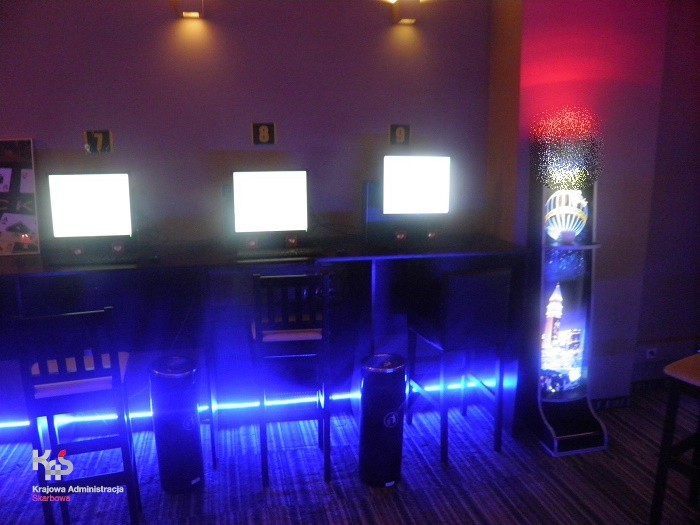 Nielegalny salon gier w Gdyni. Policjanci znaleźli 14 komputerów do hazardu. Organizatorom gier grożą nawet 3 lat więzienia