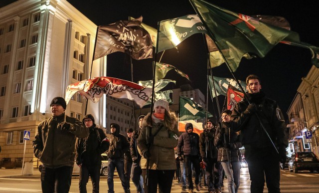 Tuż przed 19. z parkingu przy Urzędzie Wojewódzkim w Rzeszowie ruszył marsz członków organizacji narodowych, kilkadziesiąt osób z ONR, Młodzieży Wszechpolskiej przeszło pod krzyż obok kościoła na Placu Farnym. Skandowali hasła: “Ojciec w ZOMO, synek w KOD-zie, demokracja ciągle w modzie”, “Raz sierpem, raz młotem czerwoną hołotę”. Na placu obok kościoła spotkali się z przedstawicielami władz województwa i działaczami rzeszowskiej “Solidarności”. Pod krzyżem złożono kwiaty i zapalono znicze. Działacze “S” apelowali, żeby pamiętać, czym był stan wojenny. Potem manifestanci przeszli pod Krzyż Ofiar Komunizmu na placu Śreniawitów. Złożono kwiaty i zapalono znicze.