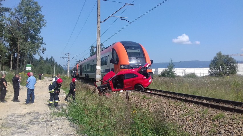 Wypadek w Szaflarach. Pociąg osobowy zderzył się z samochodem, 18-latka zdająca egzamin zmarła w szpitalu