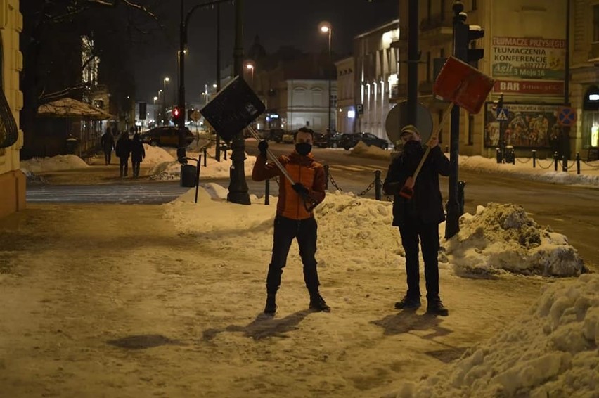 Aktywiści Pieszego Lublina wzięli sprawy w swoje ręce i odśnieżyli miejskie chodniki