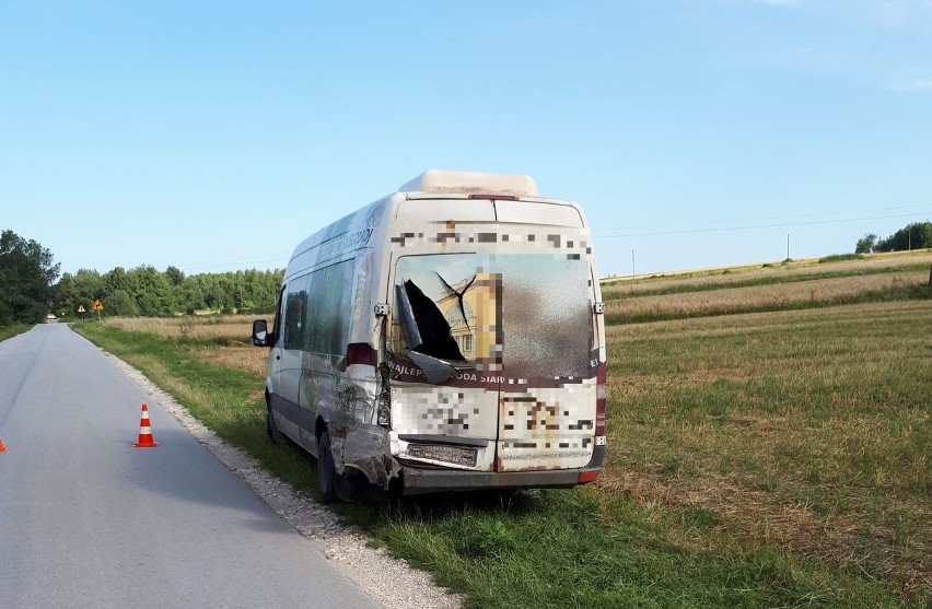 Zderzenie w gminie Solec-Zdrój. Dostawczak najechał na tył busa z pasażerami
