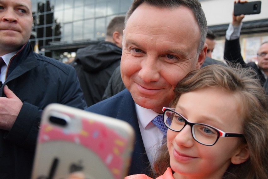 Andrzej Duda – skandowali sympatycy prezydenta RP w Oświęcimiu. Konstytucja – grzmiał KOD  