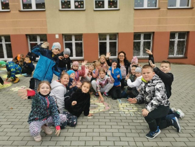 W czwartek 23 września, dzieci z SP nr 11 w Słupsku na boisku szkolnym, malowały to czym jest dla nich szczęście w szkole. Miało to na celu integrację dzieci z różnych klas.