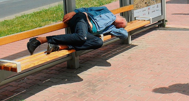 Na wielu przystankach w mieście można natknąć się na bezdomnych. Ich obecność pewnie nie budziłaby tylu emocji wśród pasażerów, gdyby nie to, że często w tych miejscach śmiecą i spożywają alkohol