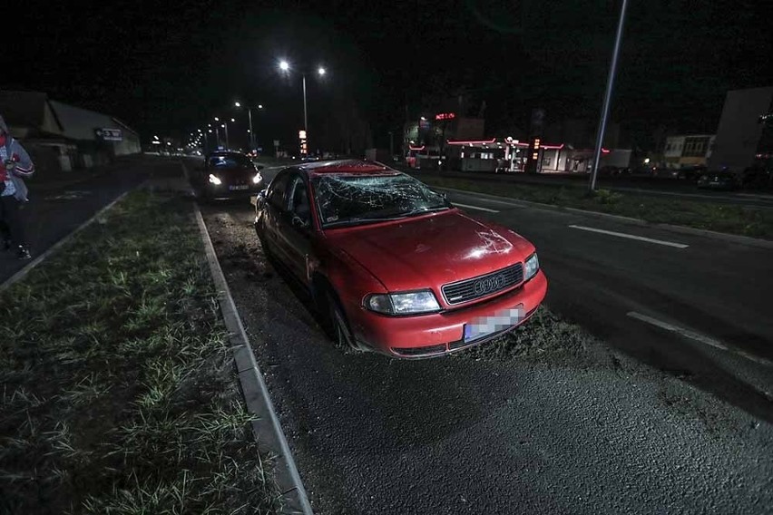 W czwartek, 17 listopada, kierujący audi dachował na al....