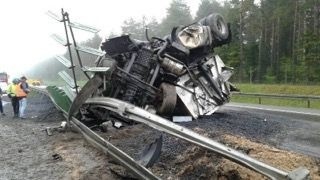 W Ostojowie na krajowej "siódemce" wywróciła się ciężarówka. Wielkie utrudnienia dla kierowców