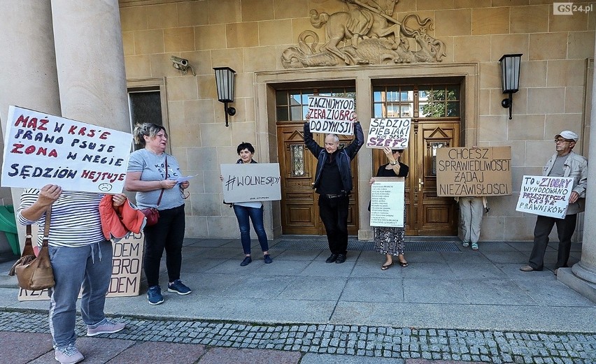 Protestowali przed prokuraturą w Szczecinie w obronie niezawisłości i niezależności wymiaru sprawiedliwości [WIDEO, ZDJĘCIA]
