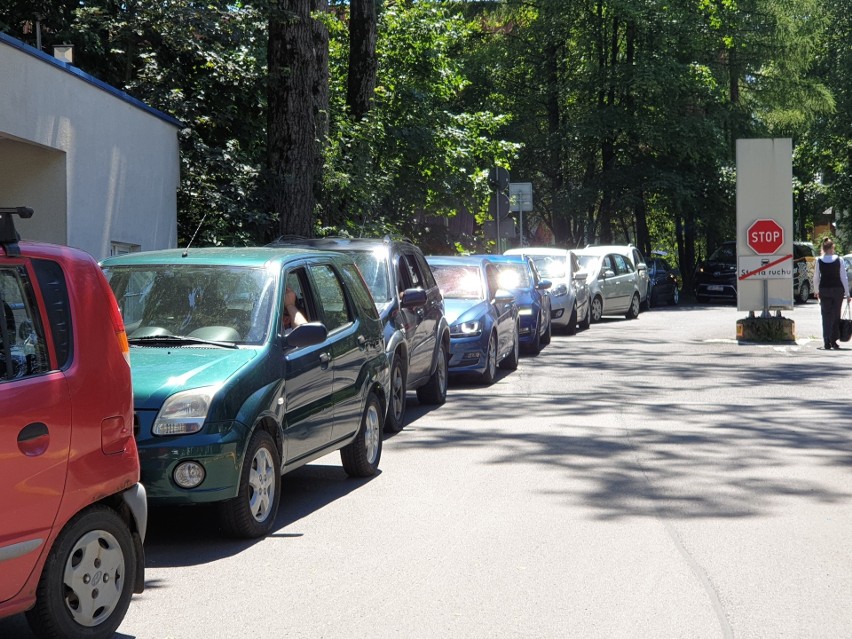 Koronawirus na pogrzebie w Zakopanem. Długa kolejka żałobników do wymazów do testów 