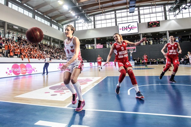 Elżbieta Międzik z Artego Bydgoszcz odprowadza wzrokiem piłkę. Wraz z nią od bydgoszczanek oddalił się złoty medal.