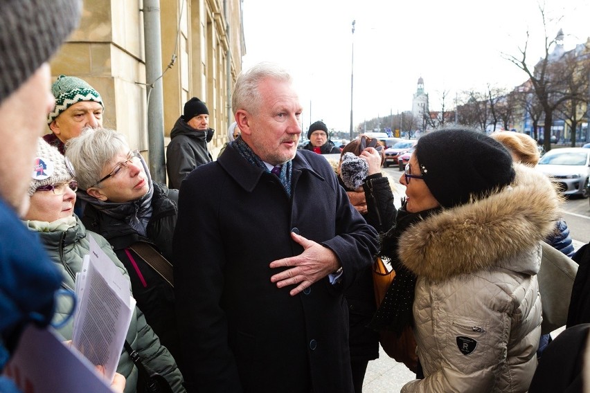 Protest i wsparcie przed sądem w Szczecinie. Sąd bada zatrzymanie szefów KNF