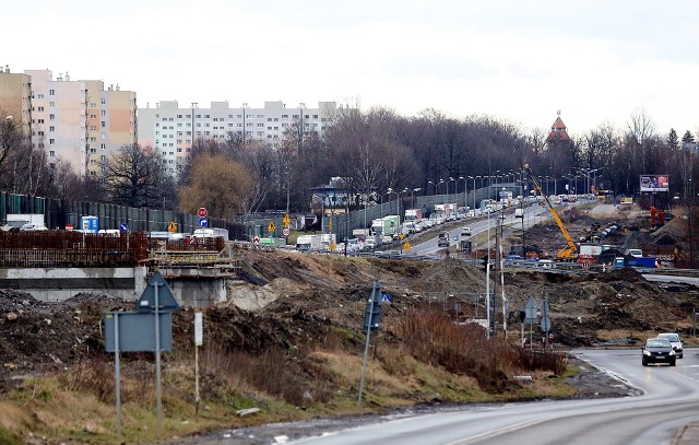 Przebudowa węzła Giszowiec w Katowicach. Po zakończeniu prac skrzyżowanie ulic Pszczyńskiej (DK86) i 73 Pułku Piechoty (DK81) będzie dwupoziomowe. Zdjęcia z lutego 2020.