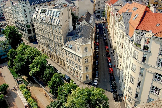 Jeżeli zachodzi potrzeba leczenia szpitalnego, niezbędne jest uzyskanie skierowania od lekarza, jednak w nagłych przypadkach pacjent może się zgłaszać do szpitala bez skierowania. Za każdy dzień pobytu w szpitalu obowiązują opłaty od 12,00 EUR do 20,10 EUR (pacjent ponosi wskazane opłaty maksymalnie za 28 dni leczenia szpitalnego w ciągu danego roku kalendarzowego). Pobyt w szpitalu w ramach standardu podstawowego obejmuje zakwaterowanie pacjenta oraz opiekę lekarską. Transport do szpitala jest bezpłatny w sytuacjach zagrożenia życia lub gdy lekarz uzna, że wymaga tego stan zdrowia pacjenta.Ratownictwo górskie w Austrii i transport lotniczy są natomiast odpłatne. 