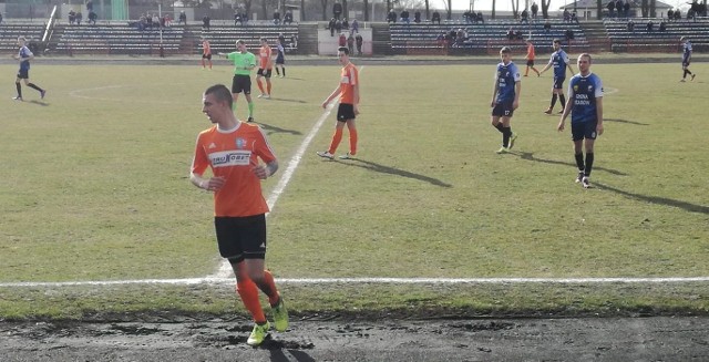 W czwartoligowym meczu Hetman Włoszczowa zremisował z Alitem Ożarów 0:0. Hetman Włoszczowa - Alit Ożarów 0:0Hetman: Dyras - Wroński, Oduliński, Rajek, Orzeł - Jarmuda, M. Małek, Walasek, Winckowicz (68. Samek) - Piotrowski, Krzysztofik (46. Gwóźdź).Alit: Saracen - Kończyk (50. Maruszczak), Plewa, Ponikowski, Praga - Kwiatkowski, Kopacz, Kiliański, Pitkiewicz - Stępień (60. Sojda), Hołody.-Nie było to porywające widowisko. Była twarda, agresywna gra. Po przerwie mieliśmy dwie dogodne okazje do strzelenia gola, ale świetnie obronił Saracen - powiedział Mariusz Lniany, trener Hetmana.-Dla nas to dobry wynik. W sparingach nie wglądało to optymistycznie, ale dziś drużyna zagrała bardzo dobrze w obronie - mówił Tadeusz Krawiec, trener Alitu.Dorota Kułaga