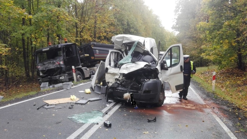Wejdyki. Groźny wypadek. Peugeot zderzył się czołowo z ciężarówką (zdjęcia)