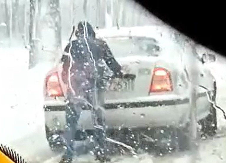 Śnieżyca w Łodzi. Kierowca MPK przepchnął auto, żeby przejechać autobusem ZDJĘCIA