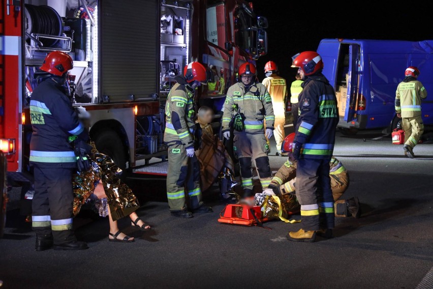 Wypadek na DK 28 w Hurku pod Przemyślem. Bus uderzył w naczepę ciężarówki, 8 osób zabrano do szpitala [ZDJĘCIA, WIDEO]